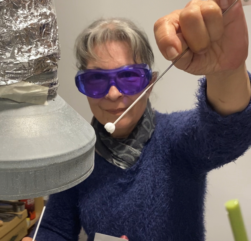 Sandrine Gaury, de l'atelier Chrysalide, nous montre son savoir-faire d'artisane d'art en verrerie au chalumeau